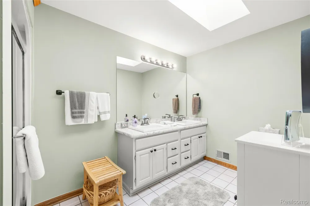 2050 Shire Court Commerce Charter Township, MI 48382