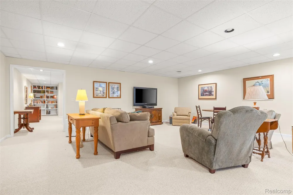 2050 Shire Court Commerce Charter Township, MI 48382