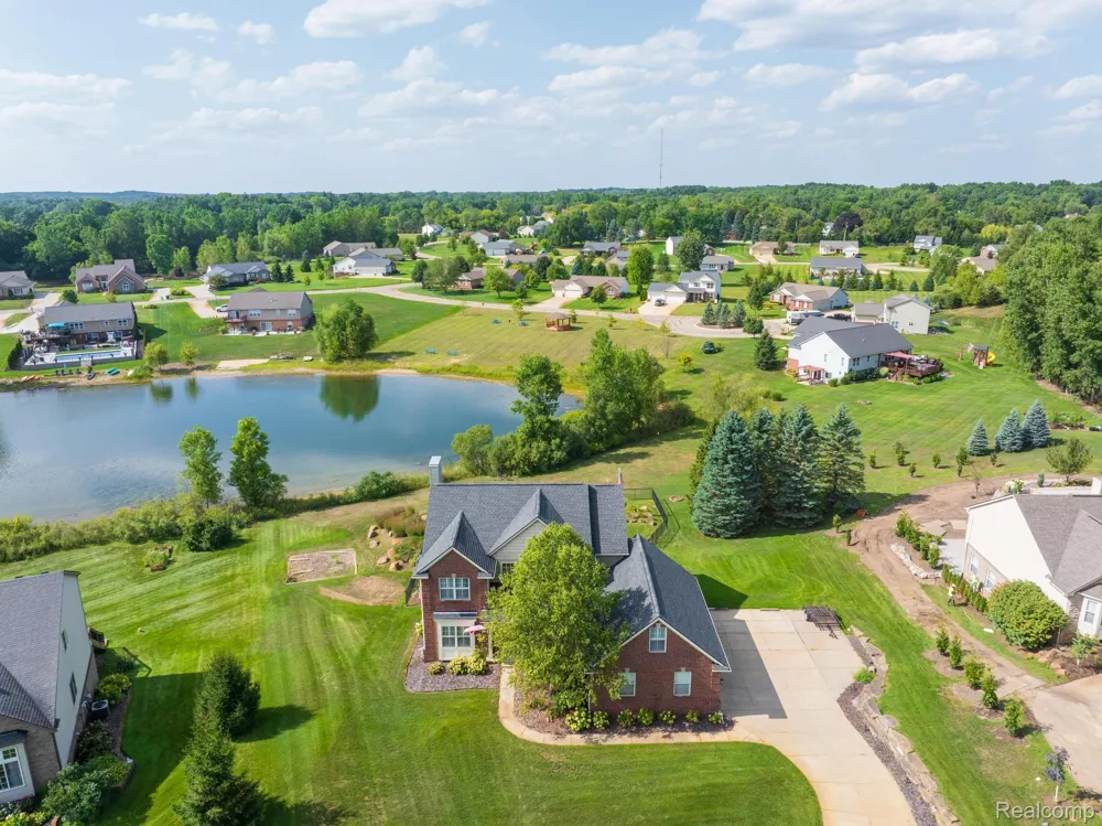 4755 S Quarry Creek White Lake Charter Township, MI 48383