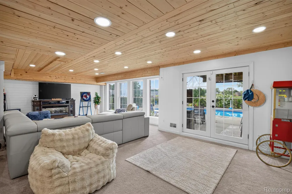 4755 S Quarry Creek White Lake Charter Township, MI 48383
