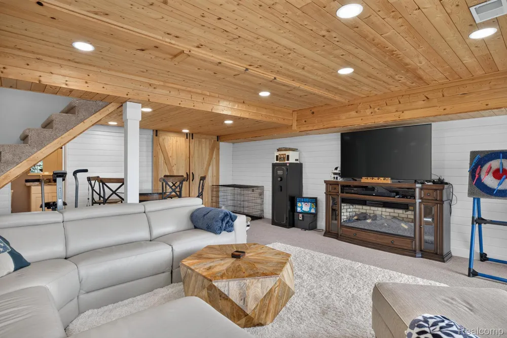 4755 S Quarry Creek White Lake Charter Township, MI 48383