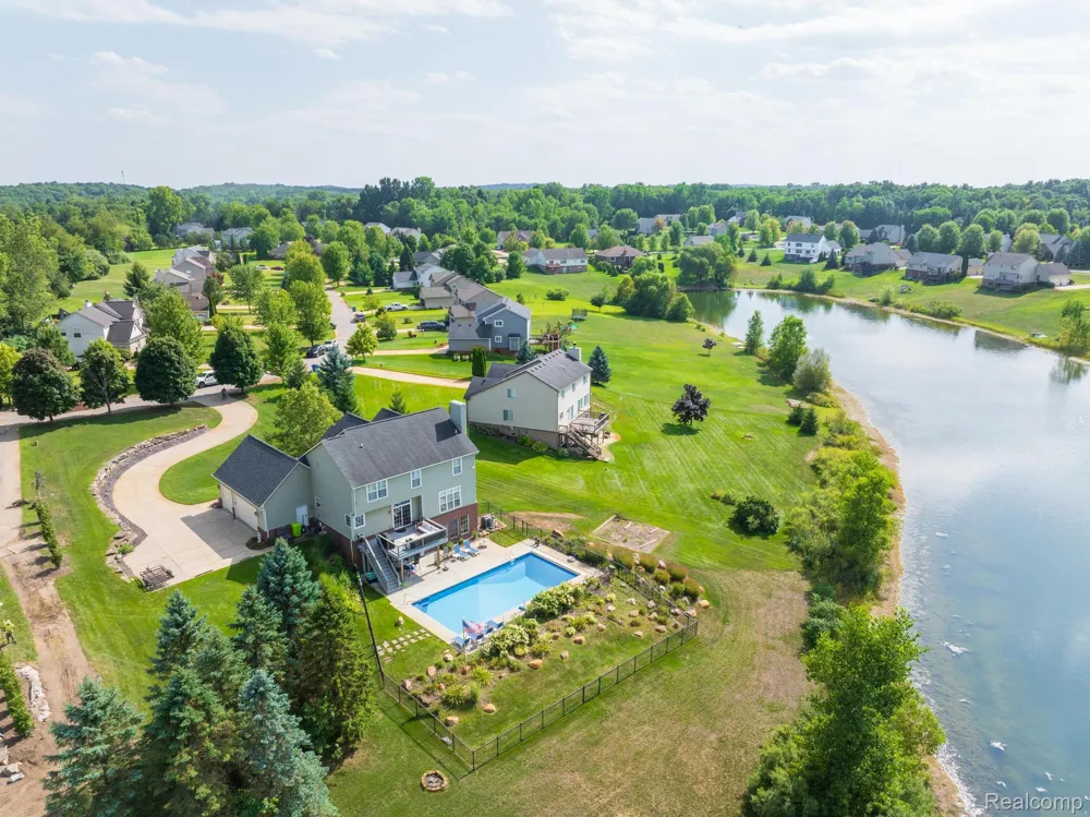 4755 S Quarry Creek White Lake Charter Township, MI 48383