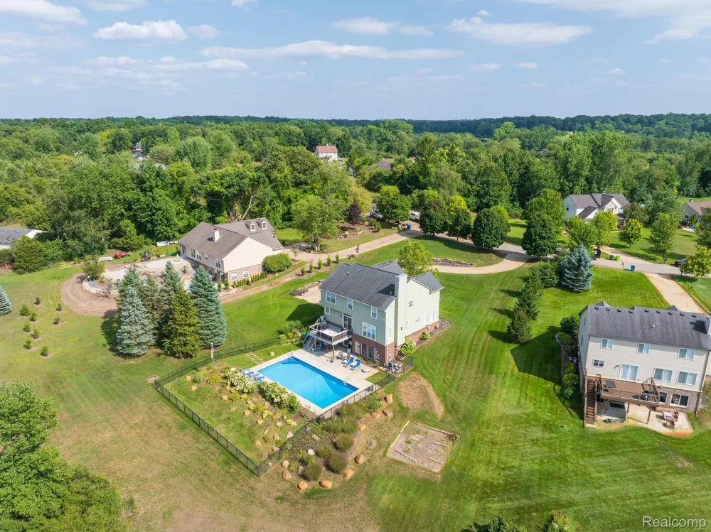 4755 S Quarry Creek White Lake Charter Township, MI 48383