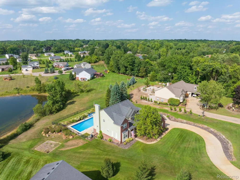 4755 S Quarry Creek White Lake Charter Township, MI 48383