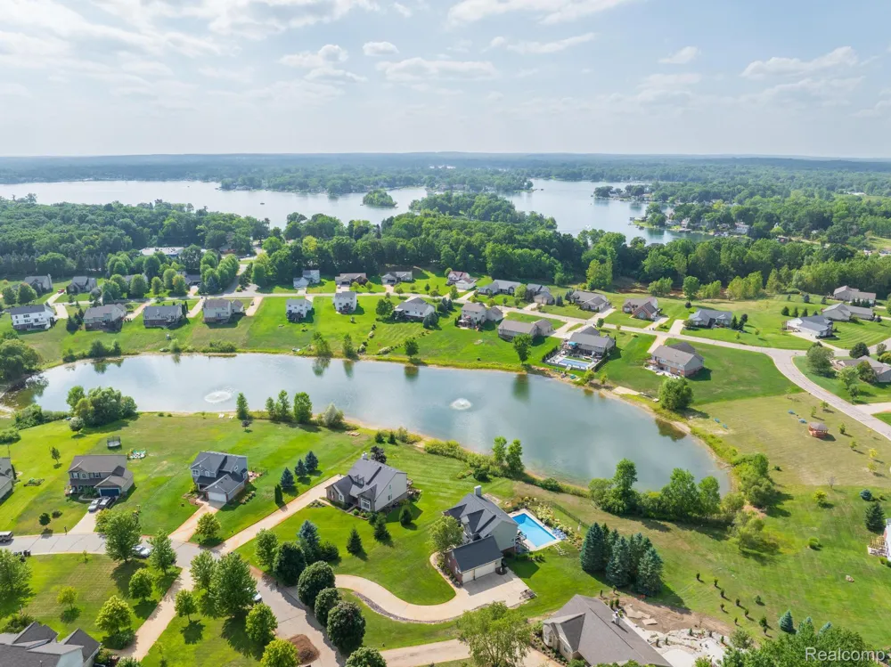 4755 S Quarry Creek White Lake Charter Township, MI 48383