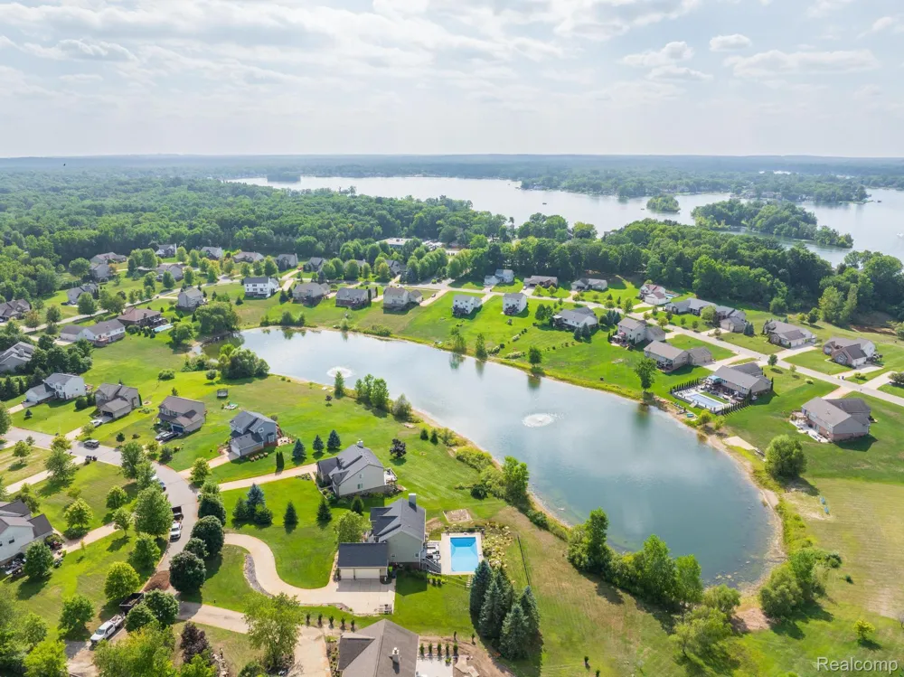 4755 S Quarry Creek White Lake Charter Township, MI 48383