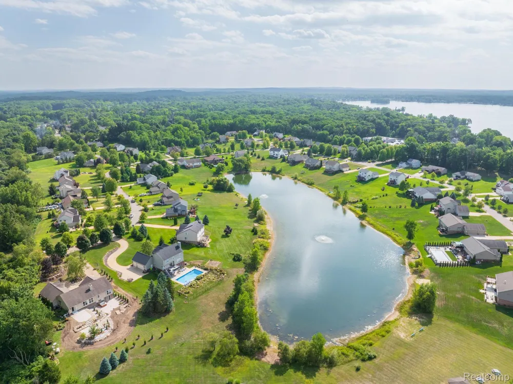 4755 S Quarry Creek White Lake Charter Township, MI 48383