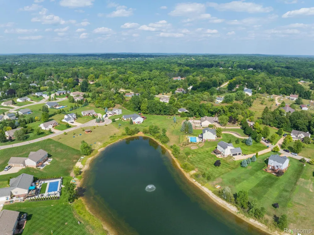 4755 S Quarry Creek White Lake Charter Township, MI 48383