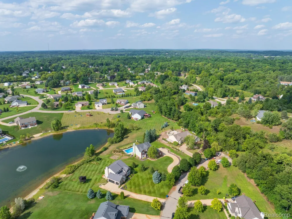 4755 S Quarry Creek White Lake Charter Township, MI 48383