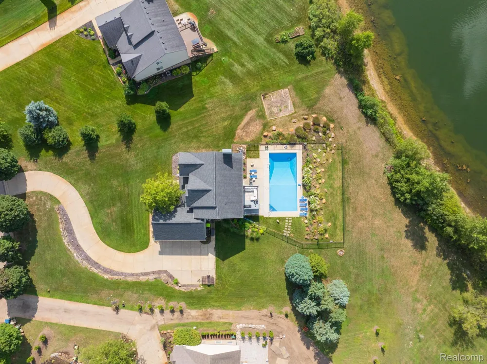 4755 S Quarry Creek White Lake Charter Township, MI 48383