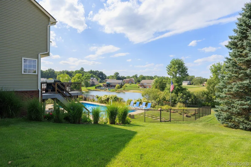 4755 S Quarry Creek White Lake Charter Township, MI 48383