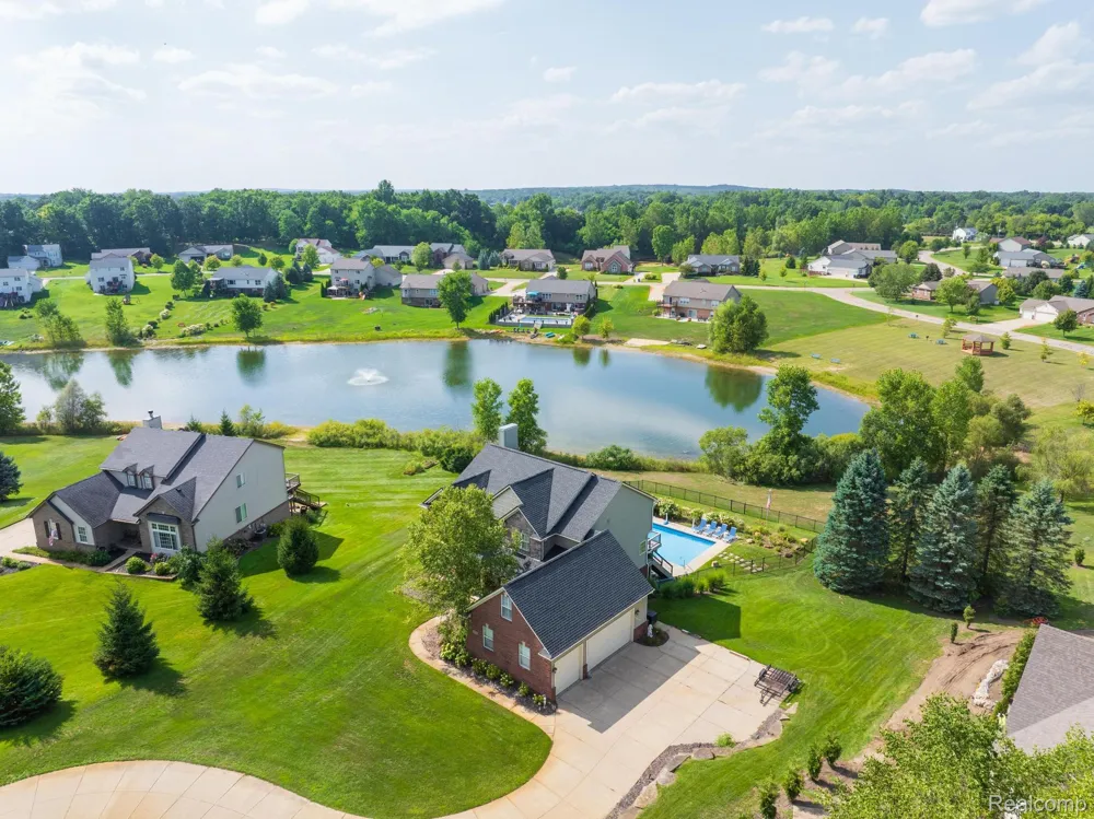4755 S Quarry Creek White Lake Charter Township, MI 48383