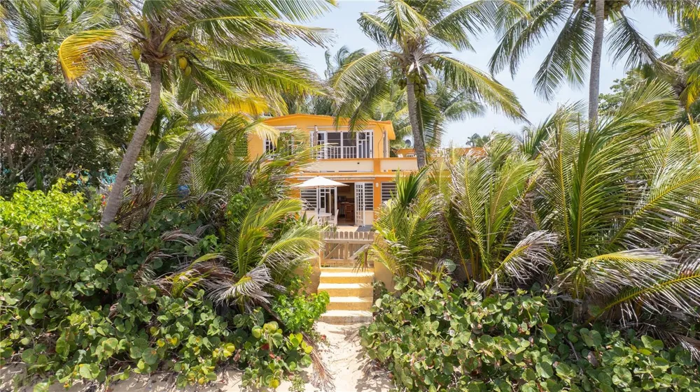 279-281 BRAVOS DE BOSTON Vieques, PR 00765