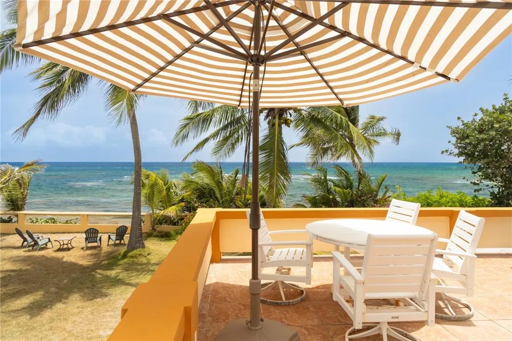 279-281 BRAVOS DE BOSTON Vieques, PR 00765
