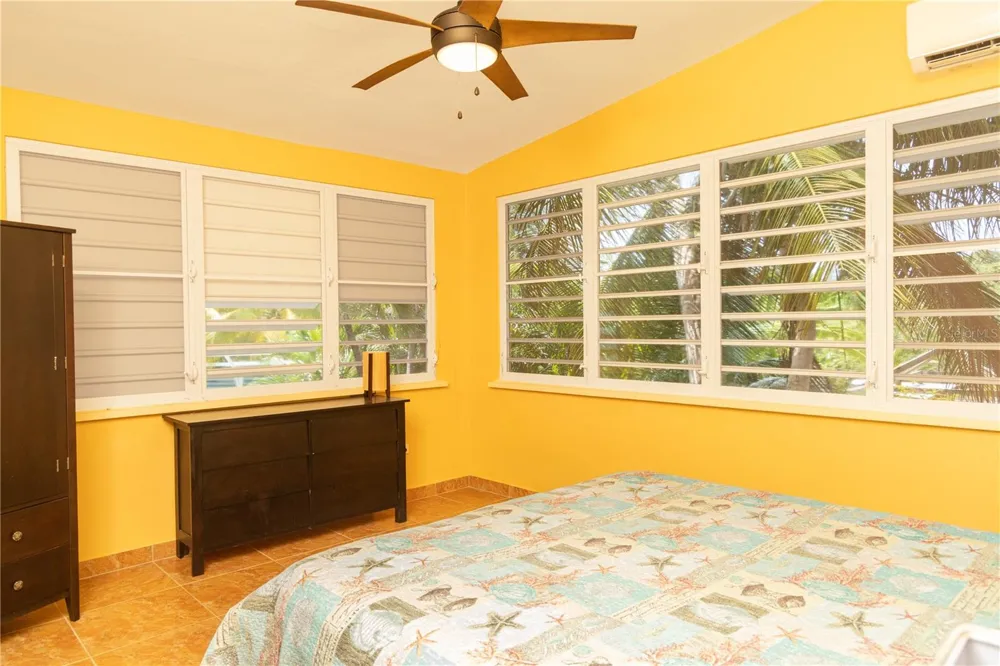279-281 BRAVOS DE BOSTON Vieques, PR 00765