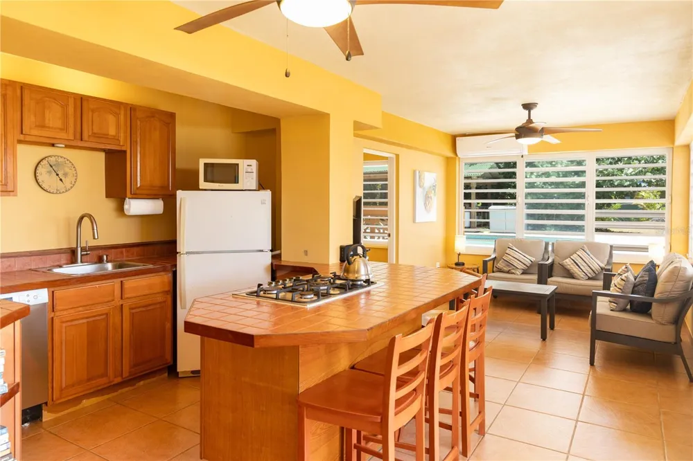 279-281 BRAVOS DE BOSTON Vieques, PR 00765