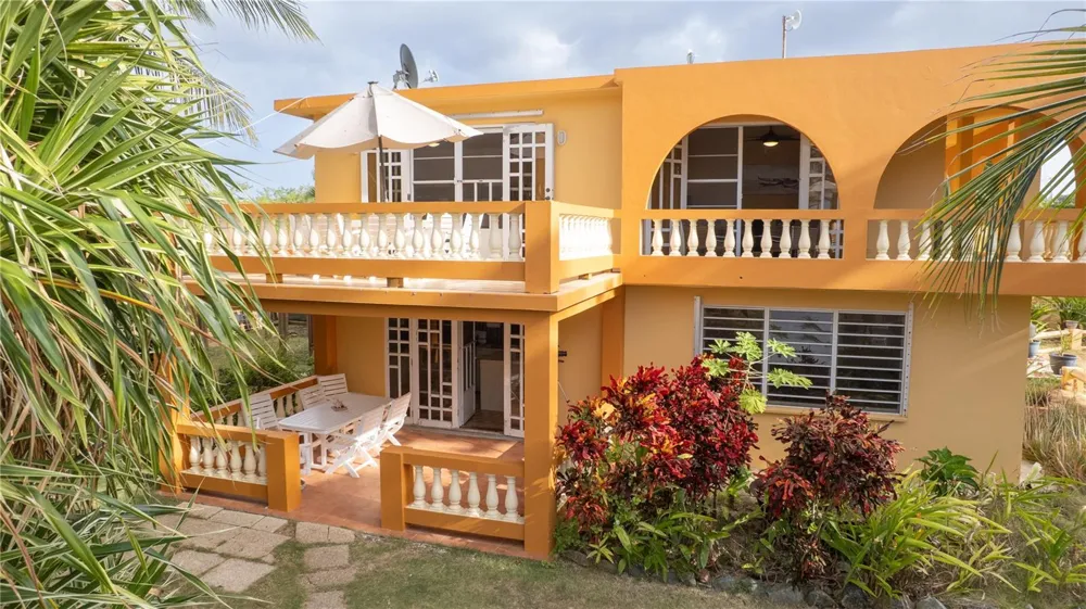 279-281 BRAVOS DE BOSTON Vieques, PR 00765