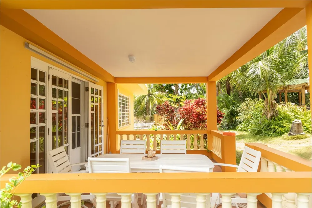279-281 BRAVOS DE BOSTON Vieques, PR 00765