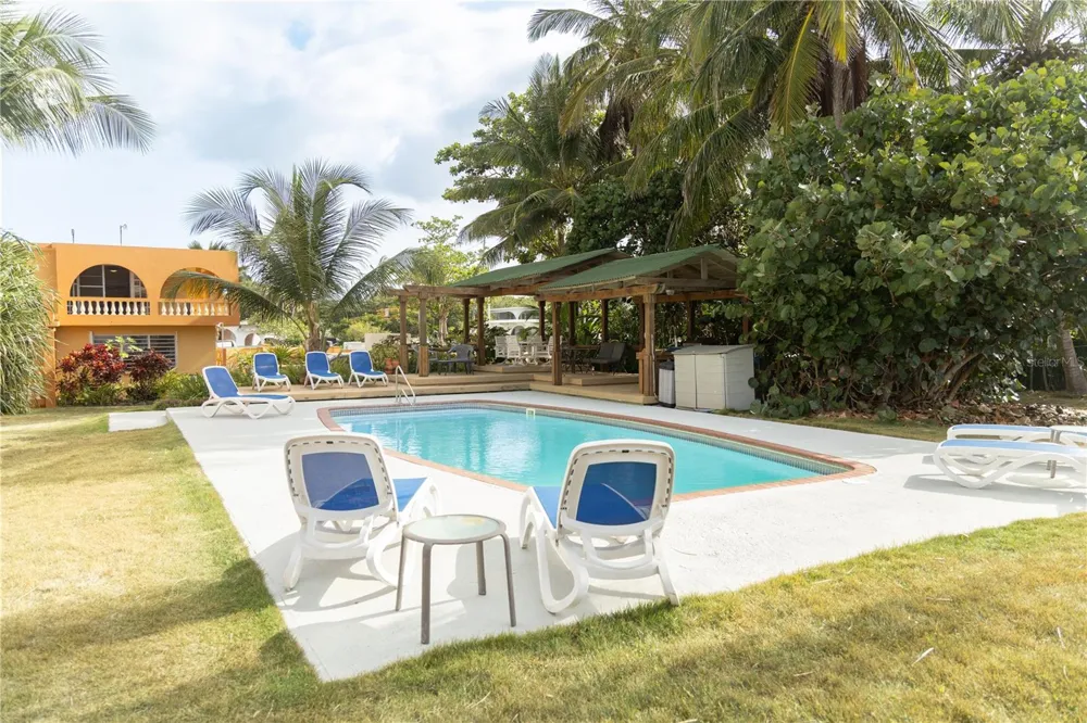 279-281 BRAVOS DE BOSTON Vieques, PR 00765