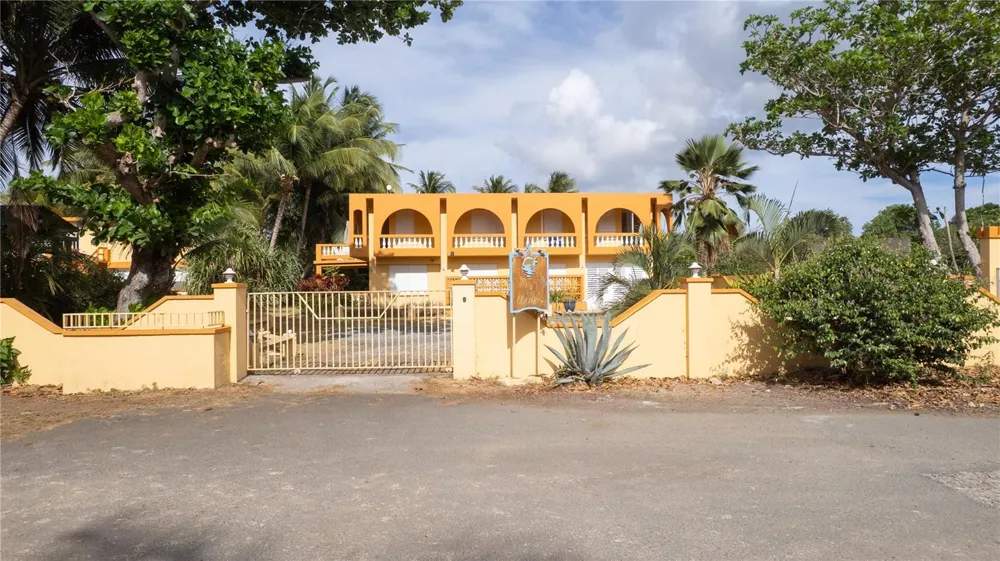 279-281 BRAVOS DE BOSTON Vieques, PR 00765