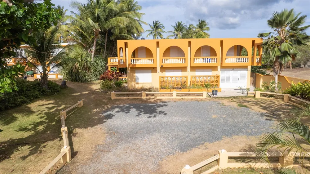 279-281 BRAVOS DE BOSTON Vieques, PR 00765