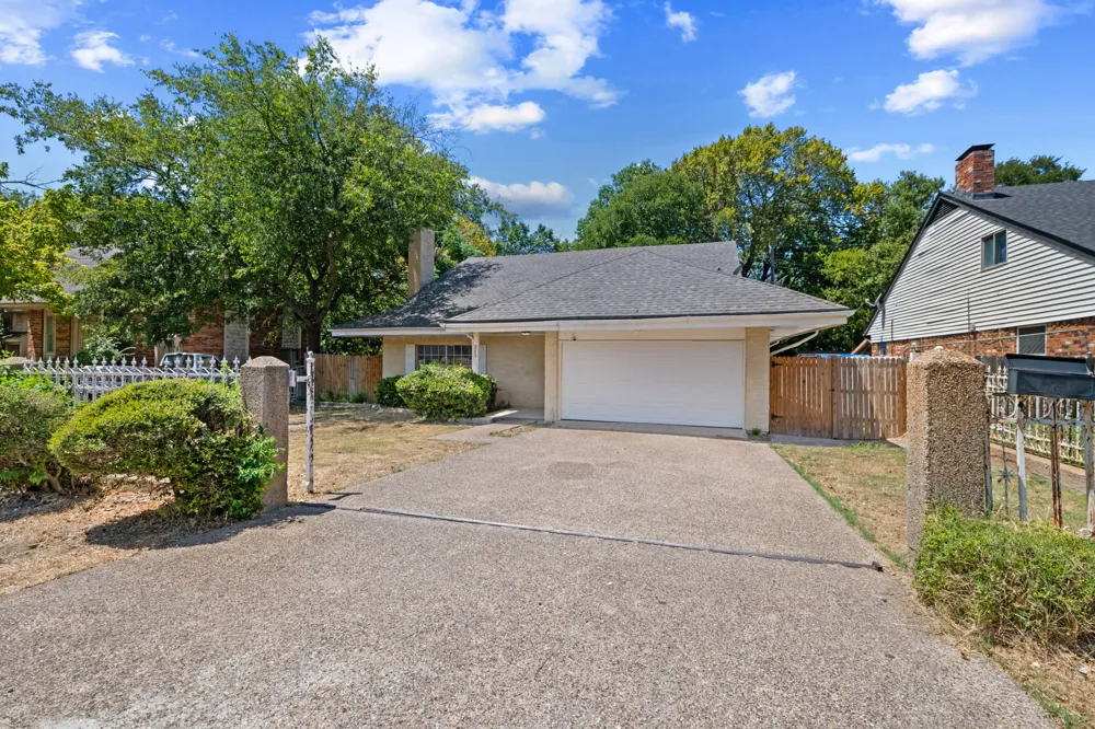 215 Johnson Drive Duncanville, TX 75116