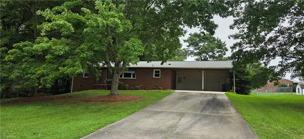 435 Lakecrest Drive Kernersville, NC 27284
