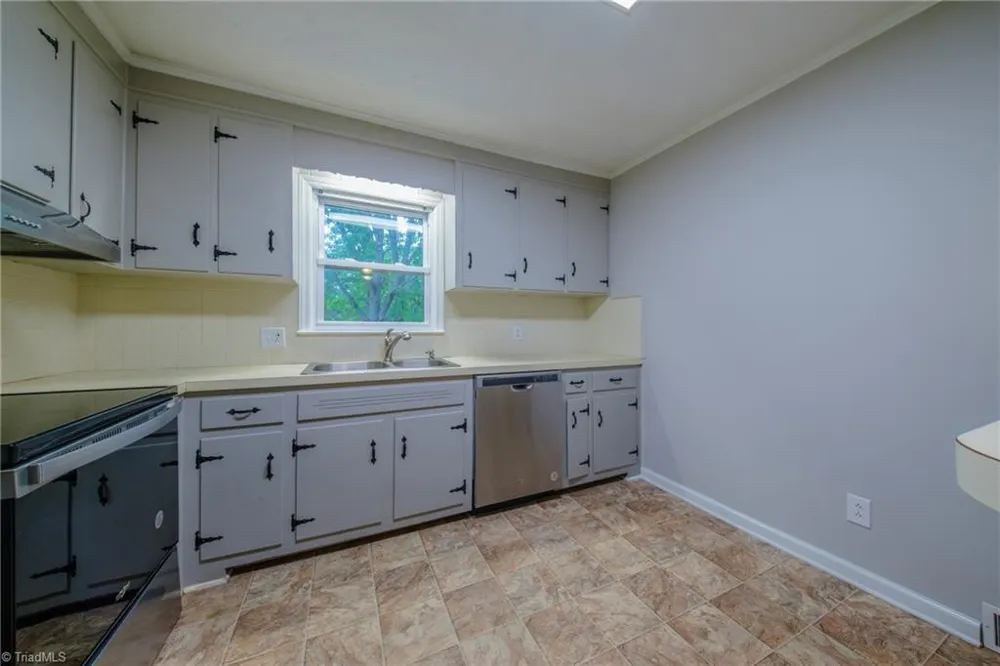 435 Lakecrest Drive Kernersville, NC 27284