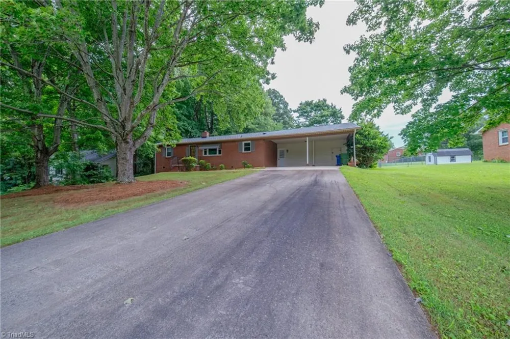 435 Lakecrest Drive Kernersville, NC 27284
