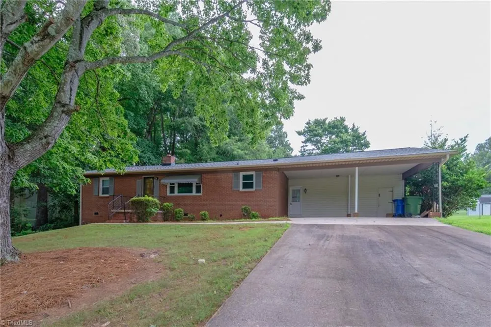 435 Lakecrest Drive Kernersville, NC 27284