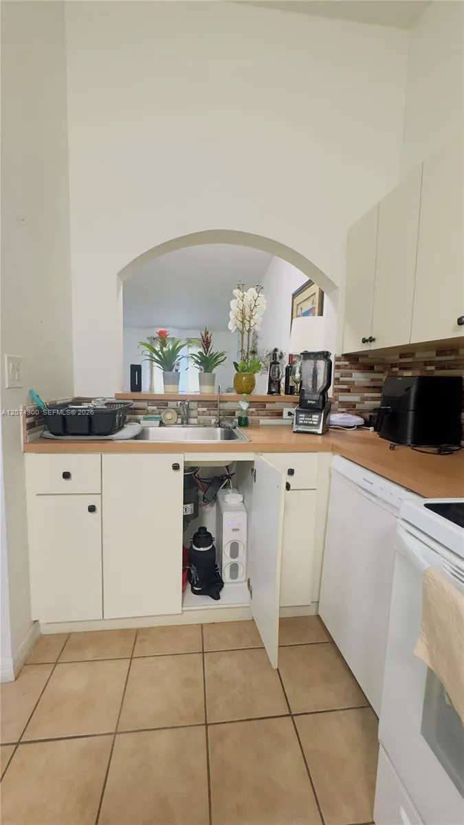 990 NE 33rd Ter #202 Homestead, FL 33033