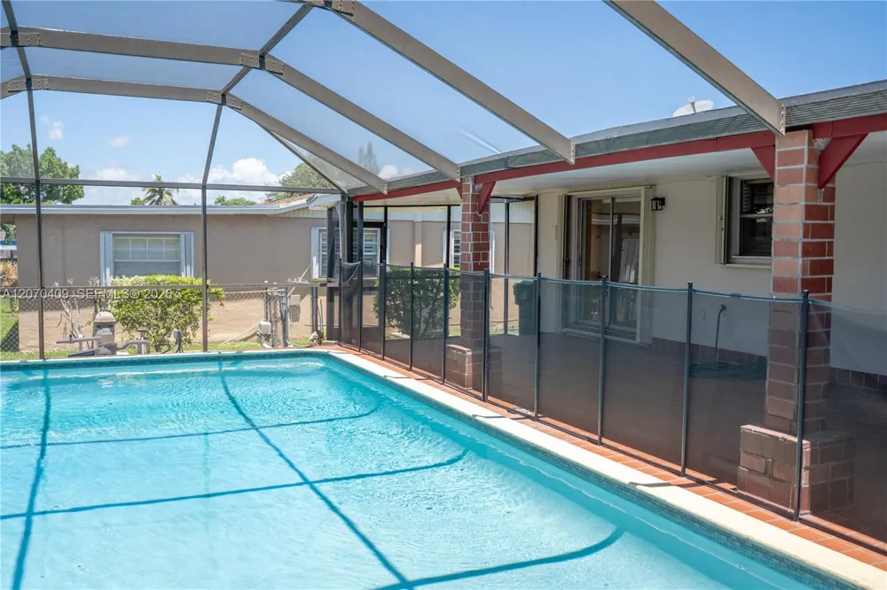 20200 SW 90th Ave Rd Cutler Bay, FL 33189