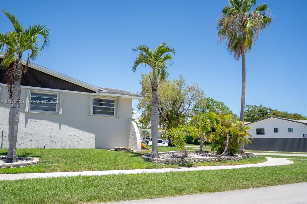 20200 SW 90th Ave Rd Cutler Bay, FL 33189