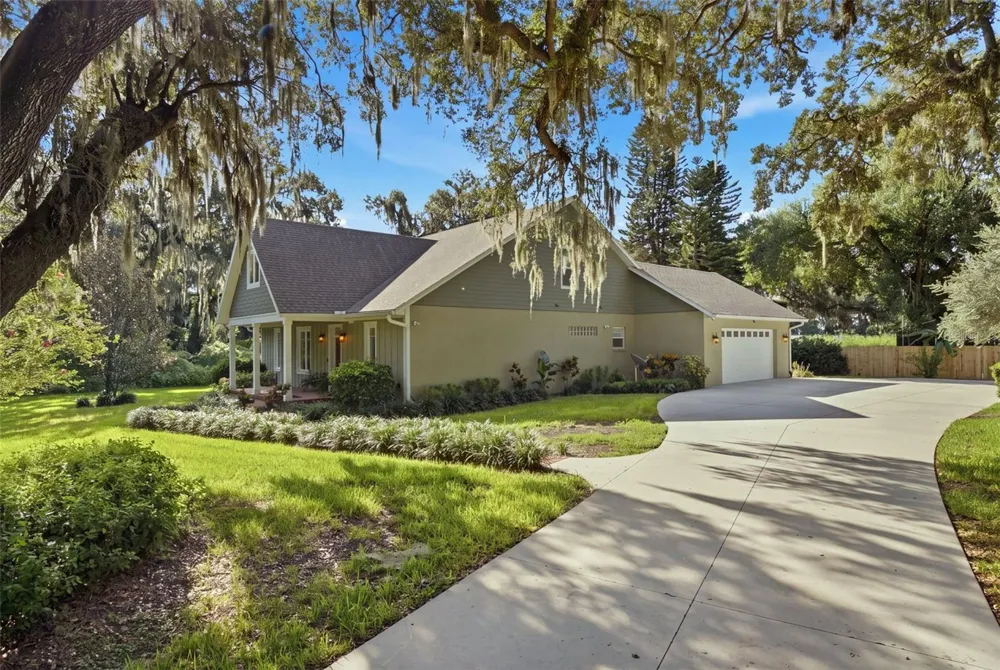1905 PINE STREET Valrico, FL 33594
