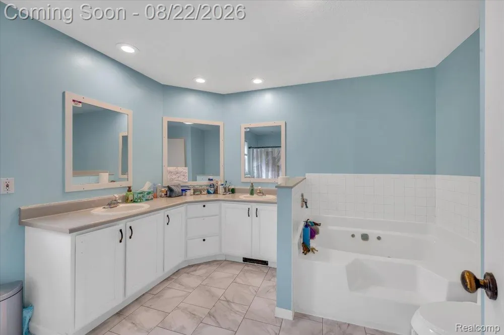 21723 Magnolia Court Macomb Township, MI 48044