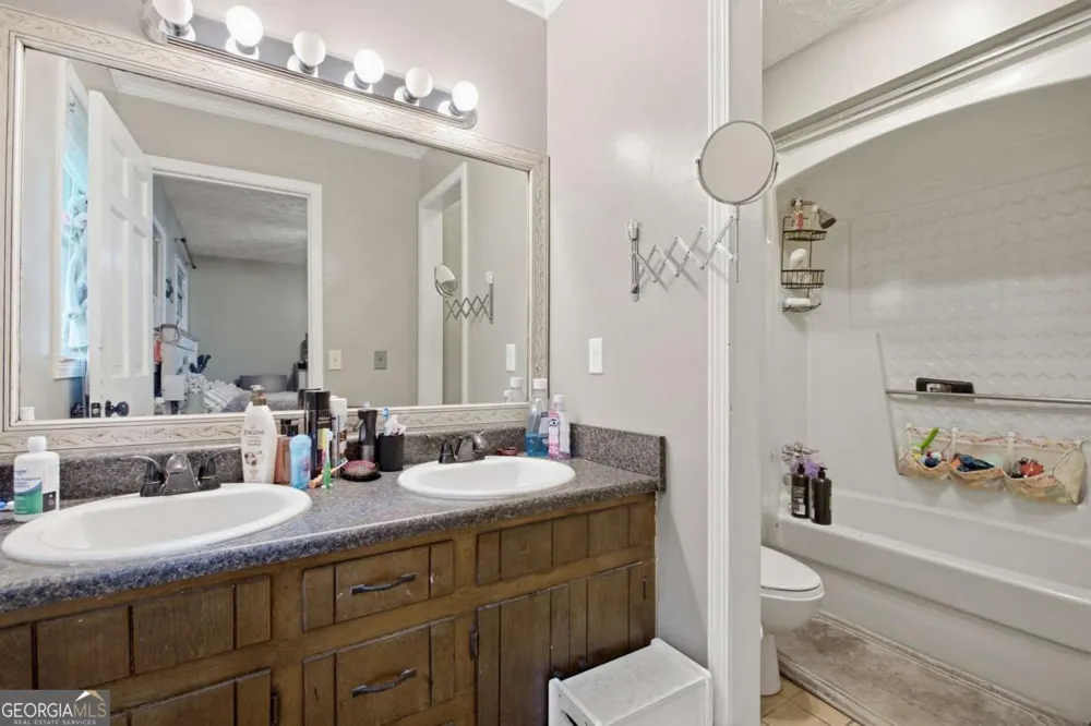 110 Crestmont DR Calhoun, GA 30701