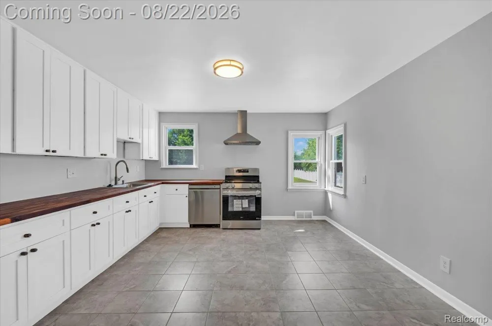 1320 Larayne Drive Troy City, MI 48085