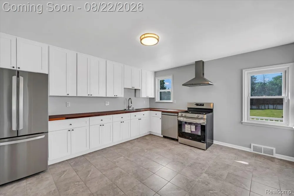 1320 Larayne Drive Troy City, MI 48085
