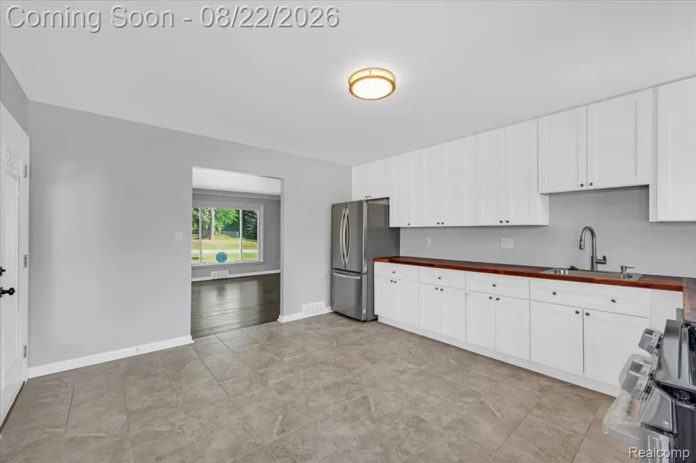 1320 Larayne Drive Troy City, MI 48085