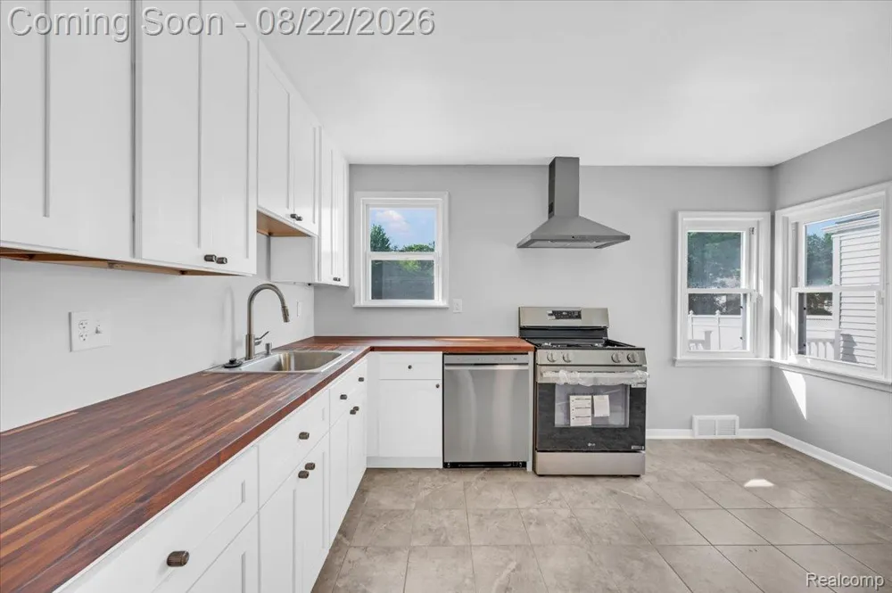 1320 Larayne Drive Troy City, MI 48085