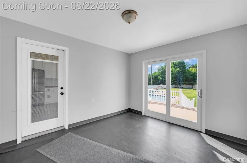 1320 Larayne Drive Troy City, MI 48085