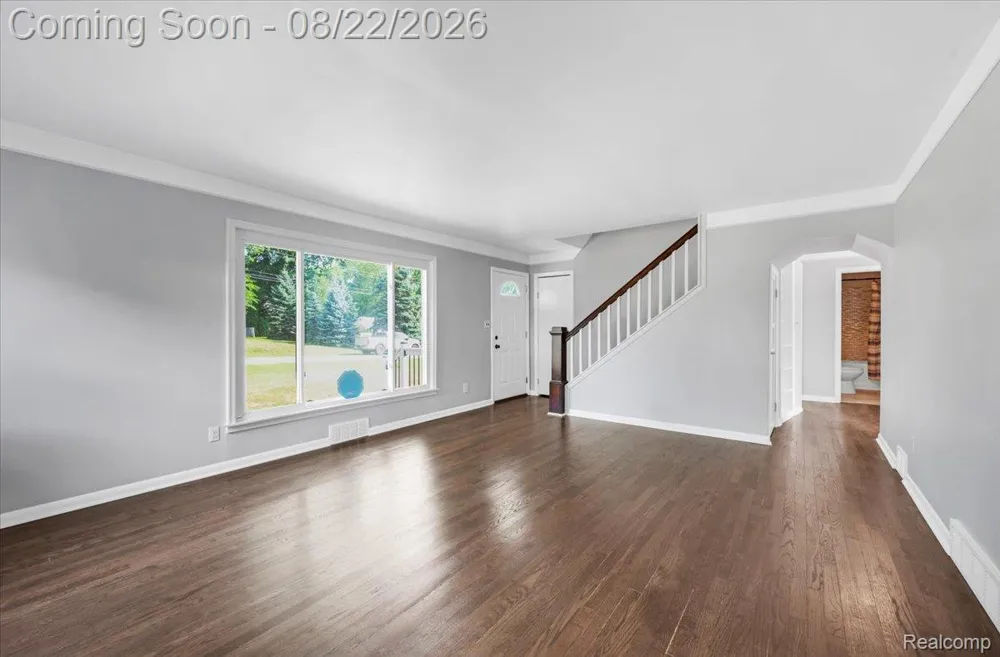 1320 Larayne Drive Troy City, MI 48085