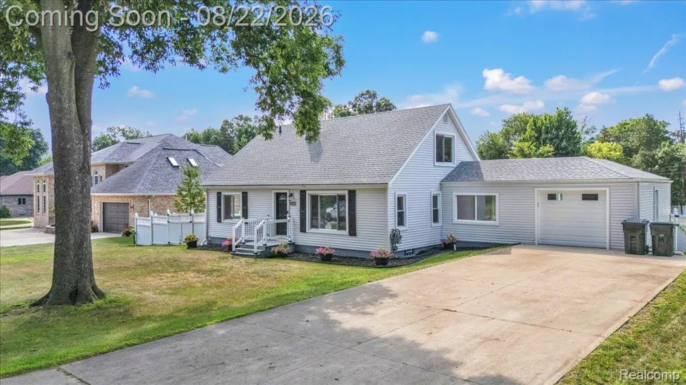 1320 Larayne Drive Troy City, MI 48085