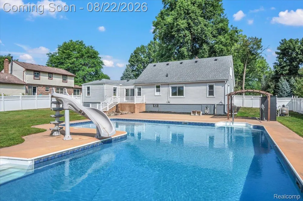 1320 Larayne Drive Troy City, MI 48085