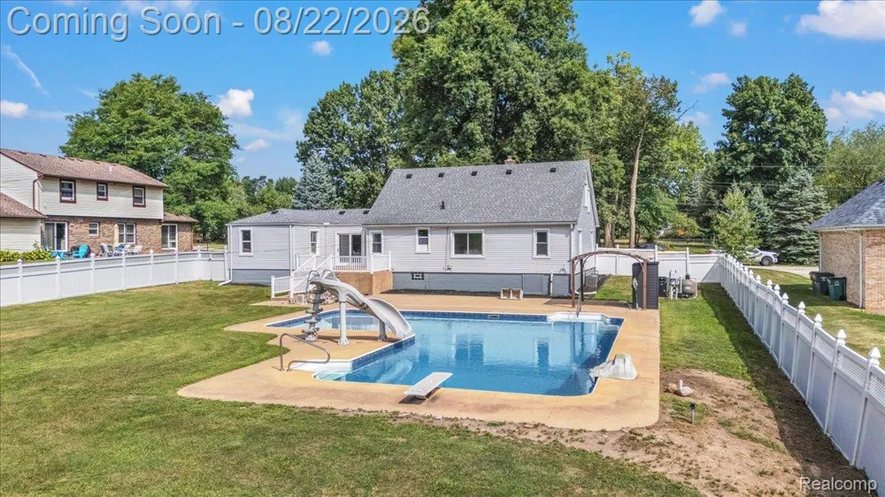 1320 Larayne Drive Troy City, MI 48085