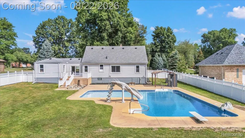 1320 Larayne Drive Troy City, MI 48085