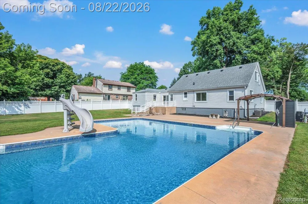 1320 Larayne Drive Troy City, MI 48085
