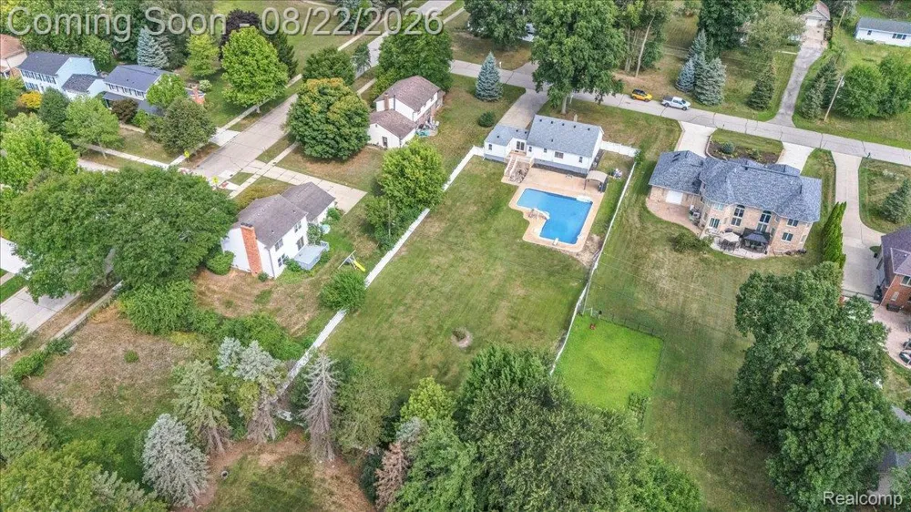 1320 Larayne Drive Troy City, MI 48085