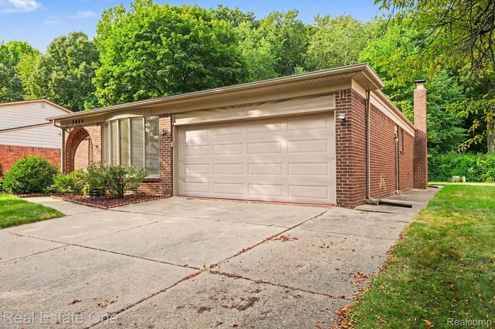 5849 Bingham Drive Troy City, MI 48085