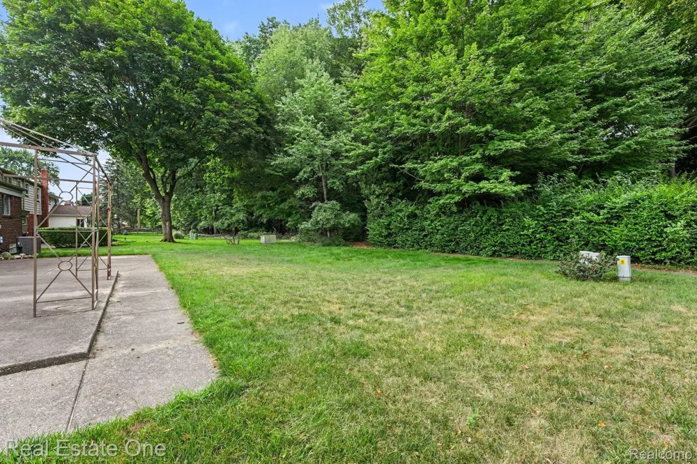 5849 Bingham Drive Troy City, MI 48085